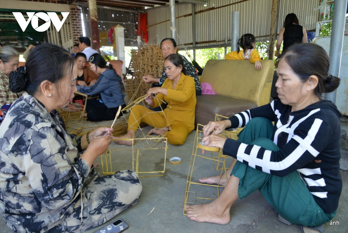 Mô hình đan lát tạo sinh kế tại chỗ cho phụ nữ nông thôn ở Cà Mau